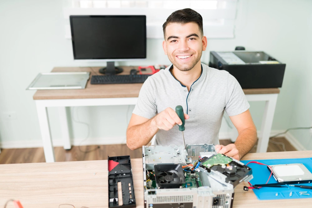 Técnico experto reparando una computadora